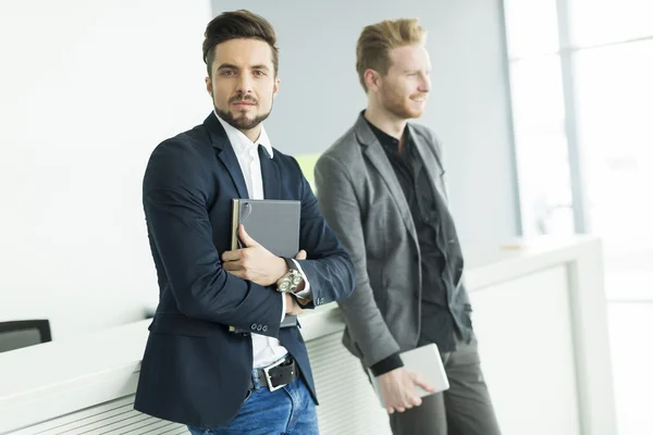 Jeunes hommes dans le bureau — Photo