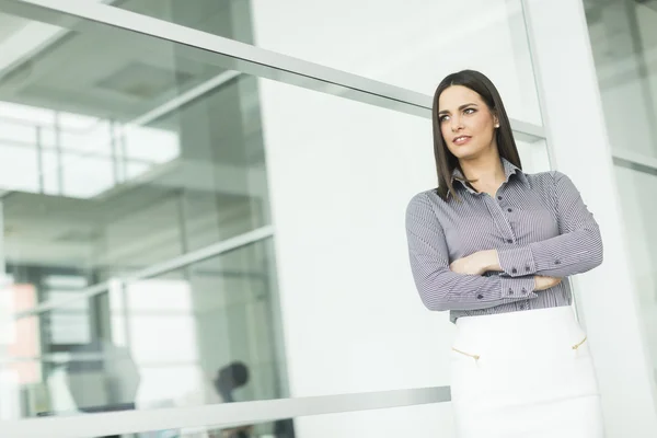 Mujer joven en la oficina —  Fotos de Stock