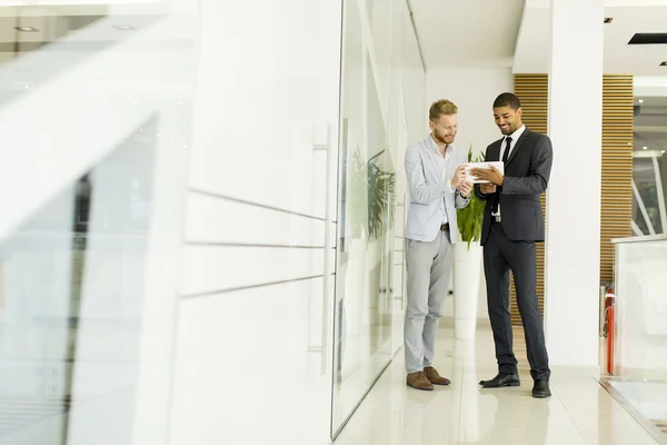 Twee mannen in het kantoor — Stockfoto