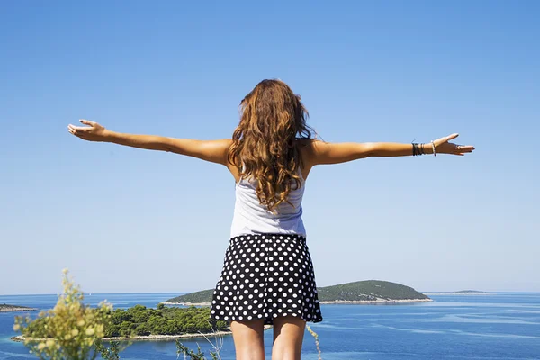 Woman with open arms — Stock Photo, Image