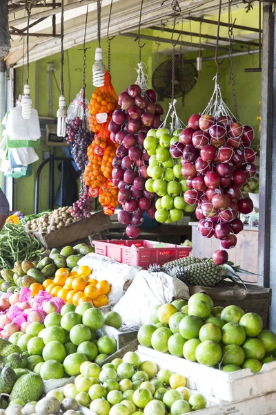 Diferentes frutas en el mercado —  Fotos de Stock
