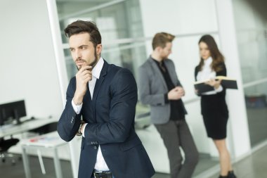 genç yakışıklı işadamı