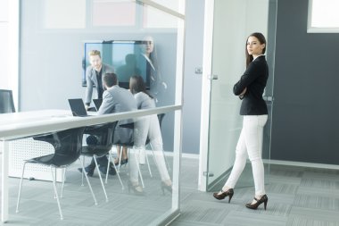 Ofisteki genç bayan.