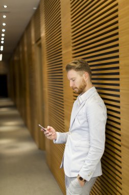 Telefonu olan genç bir adam.