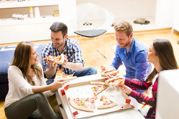 Vrienden die pizza eten — Stockfoto