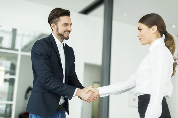 Junge Geschäftsleute — Stockfoto