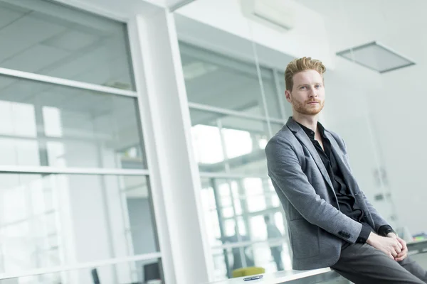 Jungunternehmer im Büro — Stockfoto