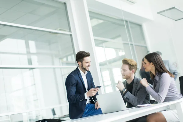 Junge Leute im Büro — Stockfoto