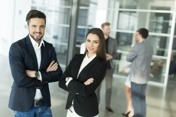 Ungdomar i office — Stockfoto