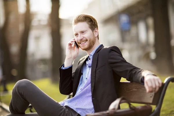 Uomo al telefono nel parco — Foto Stock