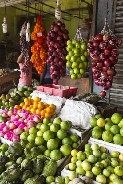 Verschillende vruchten op de markt — Stockfoto