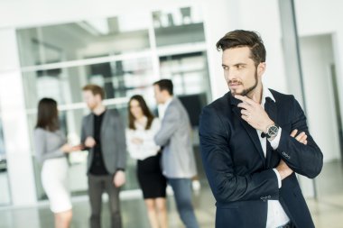 genç yakışıklı işadamı