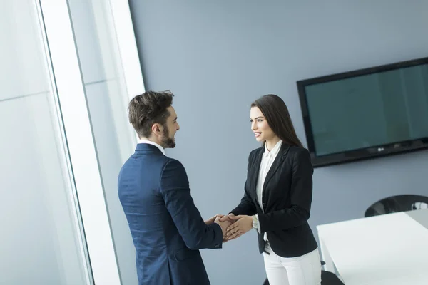 Junge Geschäftsleute — Stockfoto