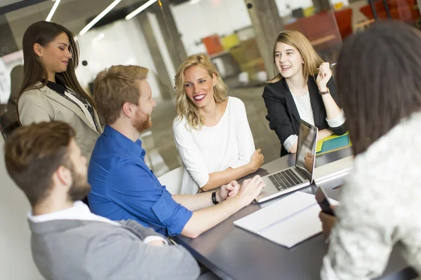 Gente de negocios en la oficina — Foto de Stock