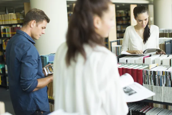 Ungdomar i biblioteket — Stockfoto