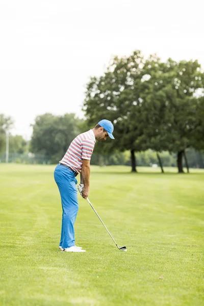 Uomo che gioca a golf — Foto Stock