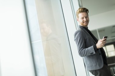 Ofisteki genç adam.