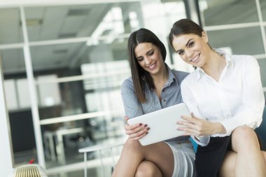 İki güzel genç kadın.