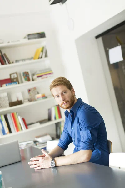 Mann sitzt im Büro — Stockfoto