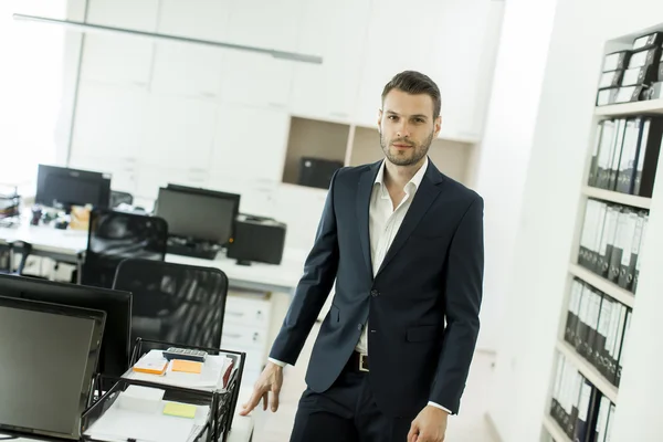 Бизнесмен, стоящий в офисе — стоковое фото