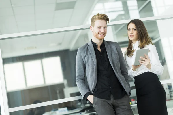 Jovem casal empresarial — Fotografia de Stock