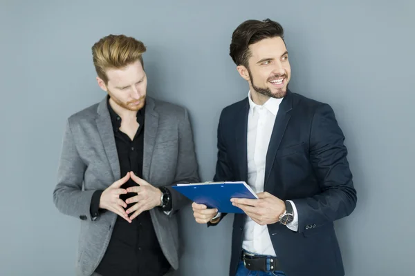 Dos hombres de negocios en la oficina — Foto de Stock