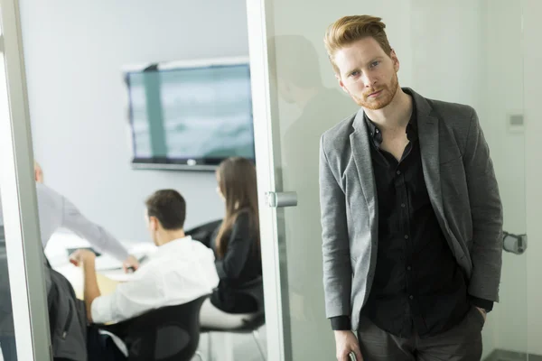 Homme d'affaires debout dans le bureau — Photo