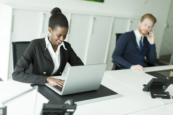 Zakenvrouw werkt aan een laptop — Stockfoto