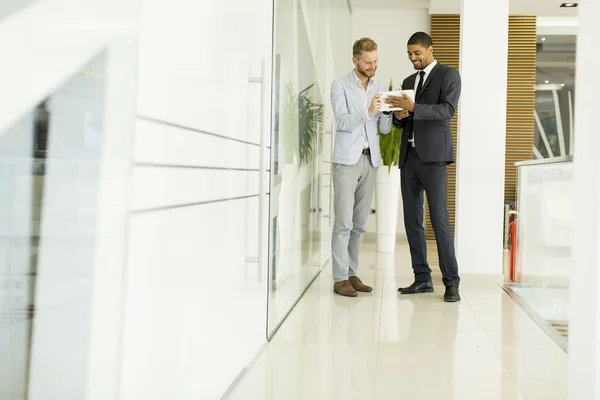 Twee zakenmannen in het kantoor — Stockfoto