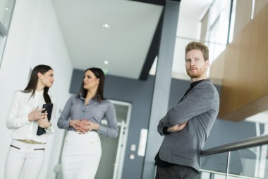 Ofisteki genç adam.