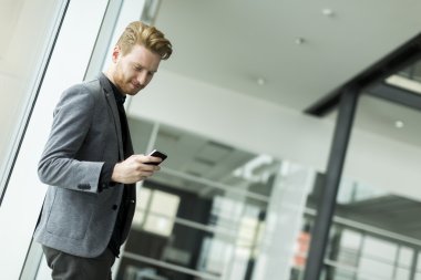 Ofisteki genç adam.