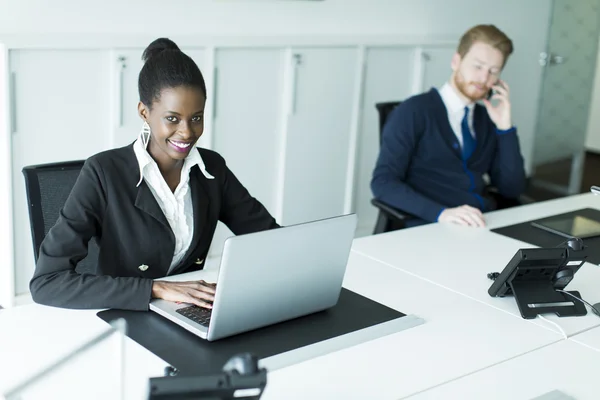 Frau arbeitet am Laptop — Stockfoto