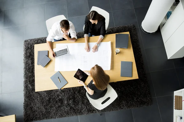 Personas que trabajan en la oficina — Foto de Stock