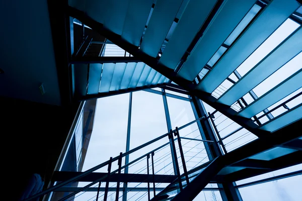 loş bir ışıkta modern merdiven
