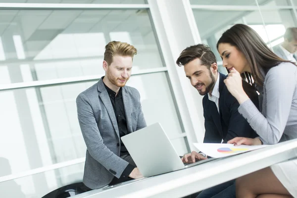 Junge Leute im Büro — Stockfoto