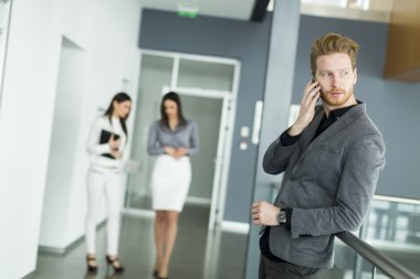 Ofisteki genç adam.