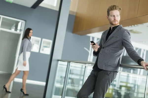 Ung man med telefon — Stockfoto