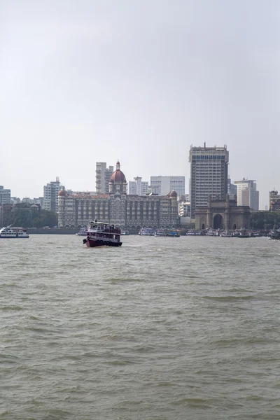 Boats in front of the Taj Mahal Palace Hotel — Stock Photo, Image