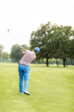 Golf oynayan adam.