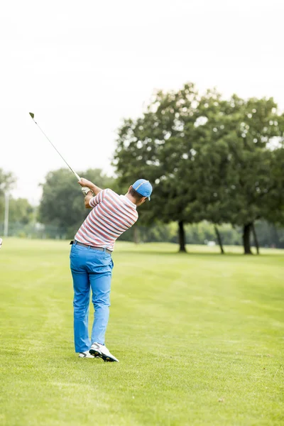 Homme jouant au golf — Photo