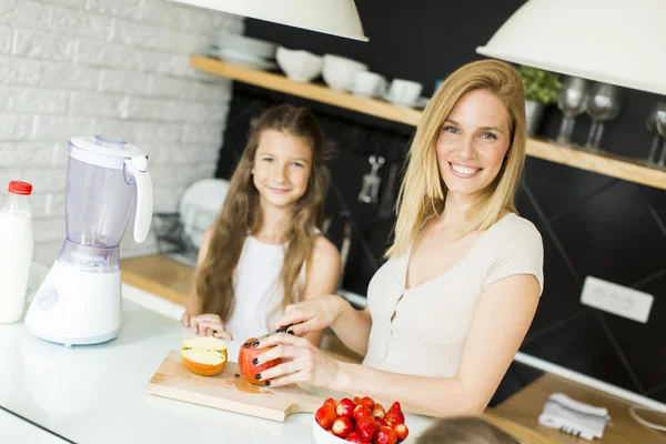 Madre e hija en la cocina —  Fotos de Stock