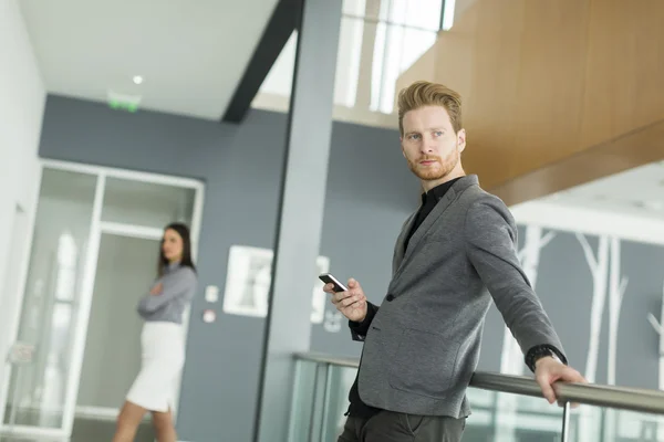 Jonge man op een telefoon — Stockfoto