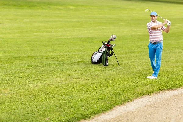 Man playing golf — Stock Photo, Image