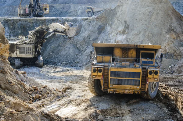 Camion dans la mine à ciel ouvert — Photo