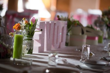 Çiçekli düğün süsü.