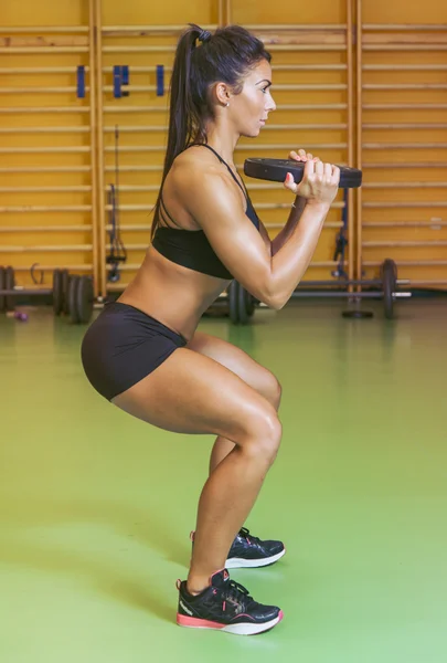 Mulher treinando no ginásio — Fotografia de Stock