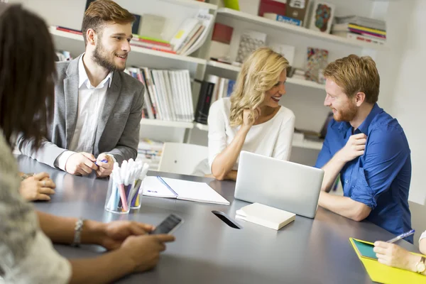 Geschäftsleute im Büro — Stockfoto