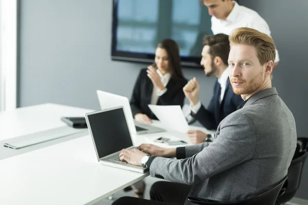 Gente de negocios en la oficina — Foto de Stock