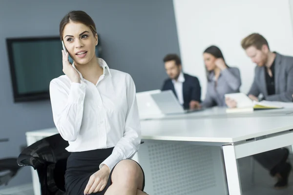 Mujer joven en el teléfono — Foto de Stock