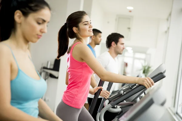 Entrenamiento de mujer en el gimnasio — Foto de Stock